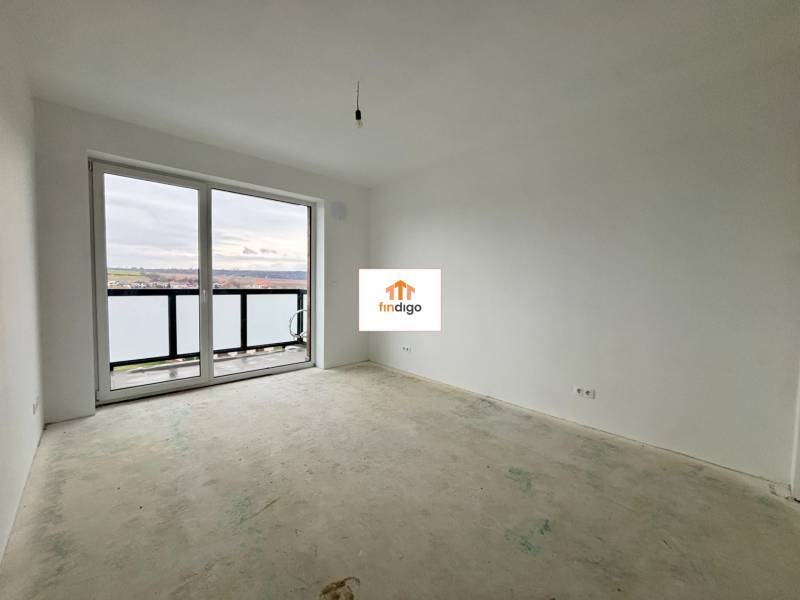 PREDAJ - 2-izbový byt v nádhernej lokalite Dvorníky - Prázdna izba v 2-izbovom byte s veľkými oknami a balkónom.