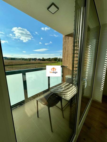 PREDAJ - 2-izbový byt v nádhernej lokalite Dvorníky - Balkón 2-izbového bytu s výhľadom na krajinu v Dvorníkoch cez presklené dvere.