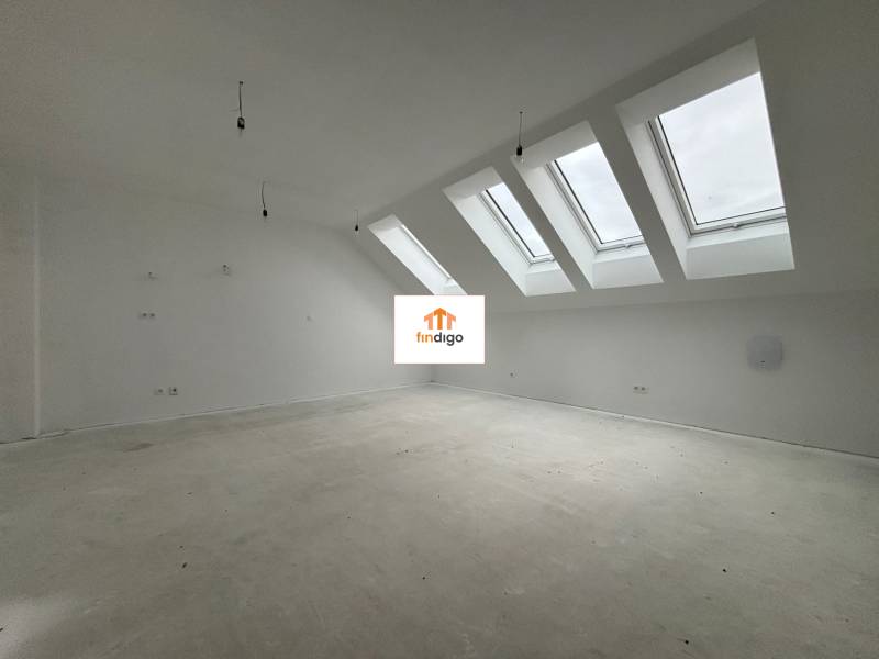 PREDAJ - 2-izbový byt v nádhernej lokalite Dvorníky - Priestranná svetlá miestnosť s veľkými strešnými oknami v 2-izbovom byte.