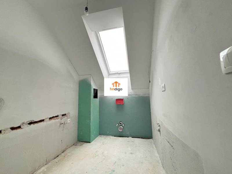 PREDAJ - 2-izbový byt v nádhernej lokalite Dvorníky - Miestnosť s bielymi stenami a strešným oknom v 2-izbovom byte.