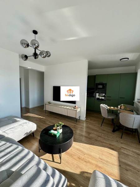 PREDAJ - 2-izbový byt v nádhernej lokalite Dvorníky - Obývacia izba s podlahou s dreveným dekorom, pohovkou a jedálenským kútom v 2-izbovom byte.