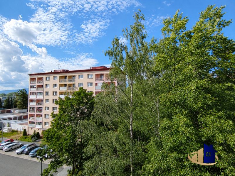 PRENÁJOM 2-izbový byt s loggiou ul. 29. augusta Poprad - Bytový dom obklopený stromami a parkoviskom na ulici 29. augusta v Poprade.