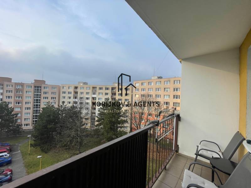 PRENÁJOM, garsónka na Jegorovovom námestí, Košice-Dargovských hrdinov - Balkón garsónky s výhľadom na činžiaky v Košiciach, mestská časť Dargovských hrdinov.