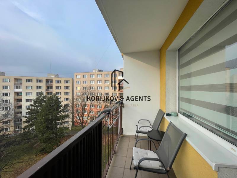 PRENÁJOM, garsónka na Jegorovovom námestí, Košice-Dargovských hrdinov - Balkón garsónky na Jegorovovom námestí v Košiciach, výhľad na protiľahlé bytovky.