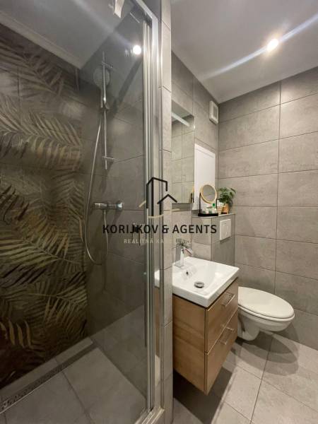 PRENÁJOM, garsónka na Jegorovovom námestí, Košice-Dargovských hrdinov - Kúpeľňa v garsónke s dlažbou, sprchovým kútom a umývadlom s úložným priestorom.