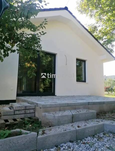 Novostavba- 3i dom s dvorom s nízkou údržbou - Záhrada a terasa rodinného domu v Kaplne s výzvou pre dokončenie.