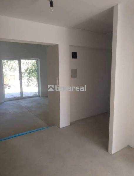 Novostavba- 3i dom s dvorom s nízkou údržbou - Interiér rodinného domu s betónovou podlahou a posuvnými dverami vedúcimi von.