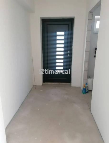 Novostavba- 3i dom s dvorom s nízkou údržbou - Vstupné dvere v rodinnom dome s prázdnym priestorom.