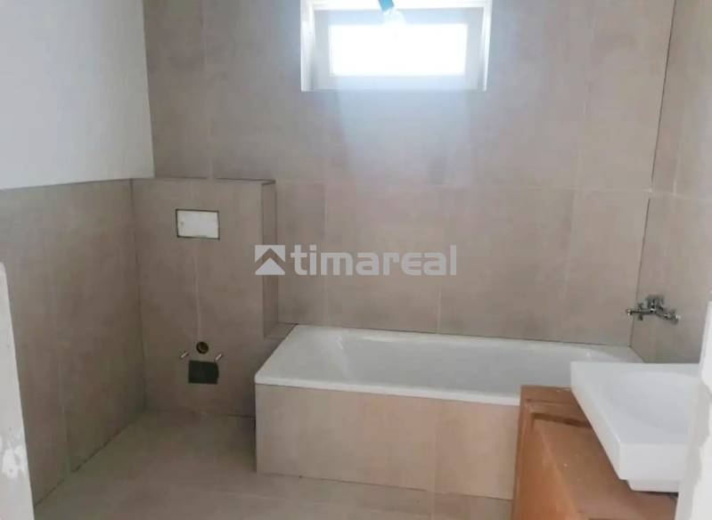 Novostavba- 3i dom s dvorom s nízkou údržbou - Kúpeľňa v rodinnom dome s obkladom a vaňou.