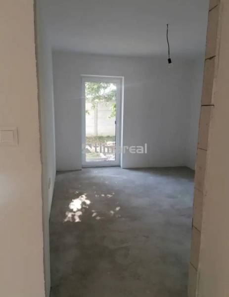 Novostavba- 3i dom s dvorom s nízkou údržbou - Interiér rodinného domu s pohľadom na prázdnu miestnosť a záhradu.