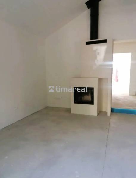 Novostavba- 3i dom s dvorom s nízkou údržbou - Izba v rodinnom dome s krbom a jednoduchou podlahou bez dekoru.