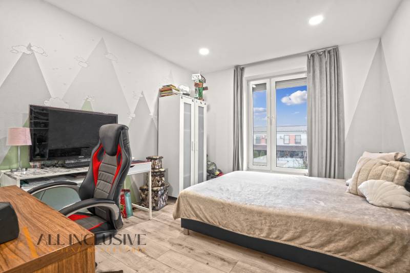 REZERVOVANÉ | NA PREDAJ 3-IZBOVÝ BYT S BALKÓNOM, VRAKÚŇ - Izba v 3-izbovom byte s pracovným kútom, posteľou a podlahou s dreveným dekorom.