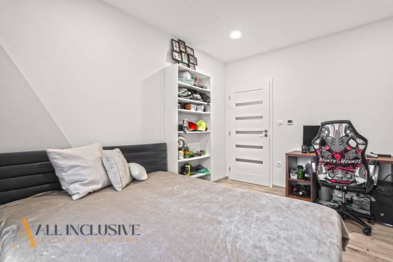 REZERVOVANÉ | NA PREDAJ 3-IZBOVÝ BYT S BALKÓNOM, VRAKÚŇ - Spálňa v 3-izbovom byte s pracovným kútom a regálom. Podlaha s dreveným dekorom.