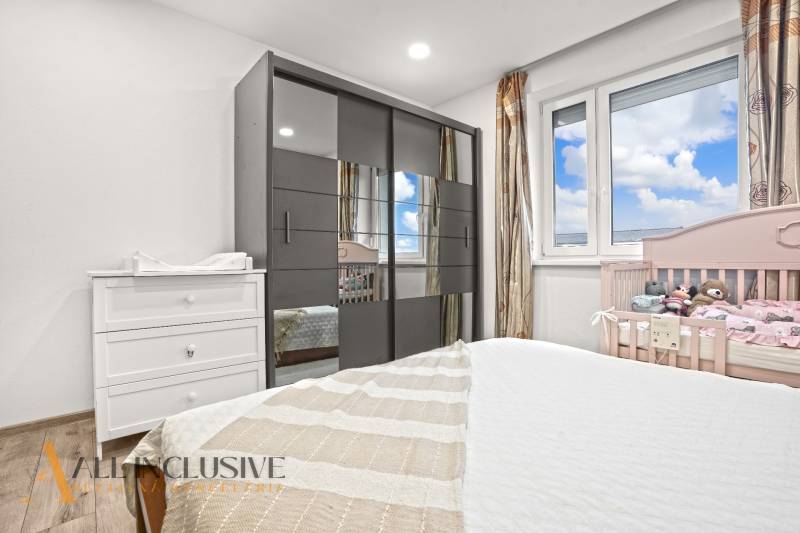 REZERVOVANÉ | NA PREDAJ 3-IZBOVÝ BYT S BALKÓNOM, VRAKÚŇ - Detská izba s podlahou s dreveným dekorom, skriňou a detskou postieľkou v 3-izbovom byte.