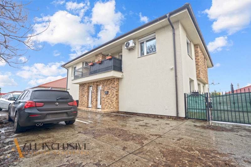 REZERVOVANÉ | NA PREDAJ 3-IZBOVÝ BYT S BALKÓNOM, VRAKÚŇ - Exteriér 3-izbového bytu vo Vrakúni s parkovaním a kamenným obkladom.