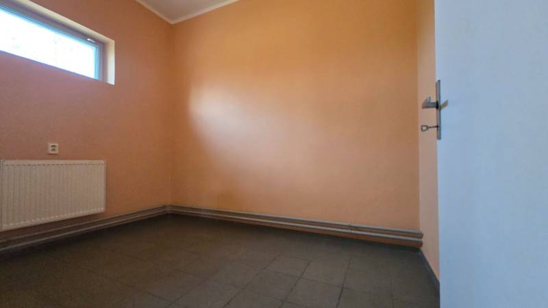 Prenájom haly v Šali – Veča | 220 m² | Ideálne na podnikanie - Bezpečnostná miestnosť s oknom, radiátorom a dlažbou. Sklady a haly.