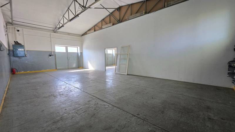 Prenájom haly v Šali – Veča | 220 m² | Ideálne na podnikanie - Priestor s betónovou podlahou a vysokým stropom v interiéri Sklady a haly.