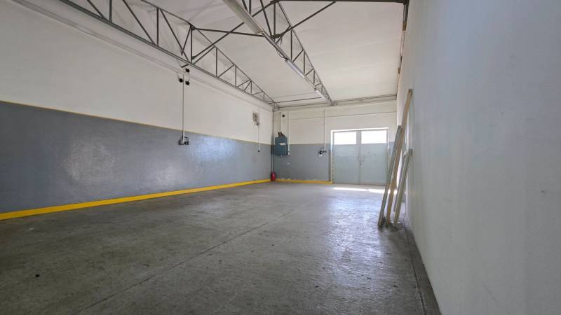 Prenájom haly v Šali – Veča | 220 m² | Ideálne na podnikanie - Priestranný interiér skladu s betónovou podlahou a oceľovými nosníkmi.