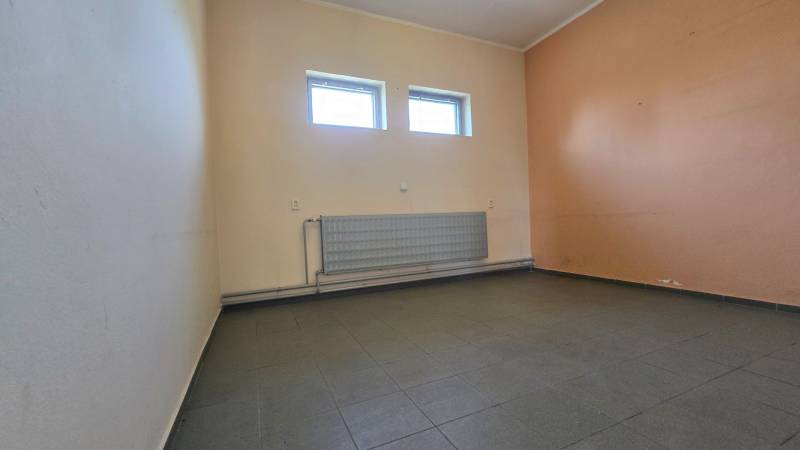 Prenájom haly v Šali – Veča | 220 m² | Ideálne na podnikanie - Interiér Sklady a haly s dlažbou a radiátorom pod dvojicou okien.