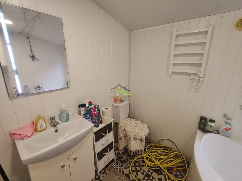 Pohoda pri vode, chata s výhľadom na Domašu - Kúpeľňa v Chate s umývadlom, zrkadlom, toaletou a čistiacimi prostriedkami.