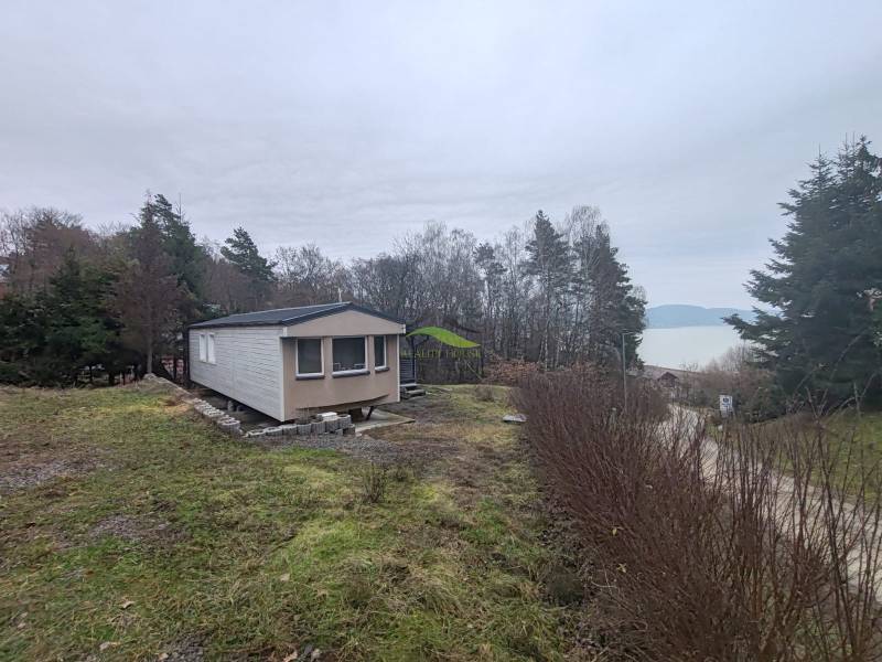 Pohoda pri vode, chata s výhľadom na Domašu - Chata na ulici Hlavná v Novej Kelči s výhľadom na vodnú plochu a les.