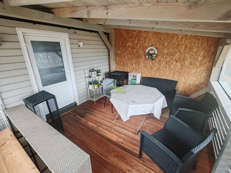 Pohoda pri vode, chata s výhľadom na Domašu - Chata na Hlavnej ulici v Novej Kelči, terasa s podlahou s dreveným dekorom.