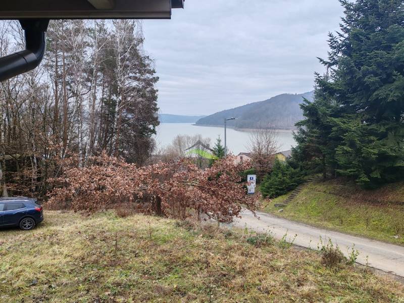 Pohoda pri vode, chata s výhľadom na Domašu - Výhľad na priehradu a zeleň z chaty na Hlavnej ulici v Novej Kelči.