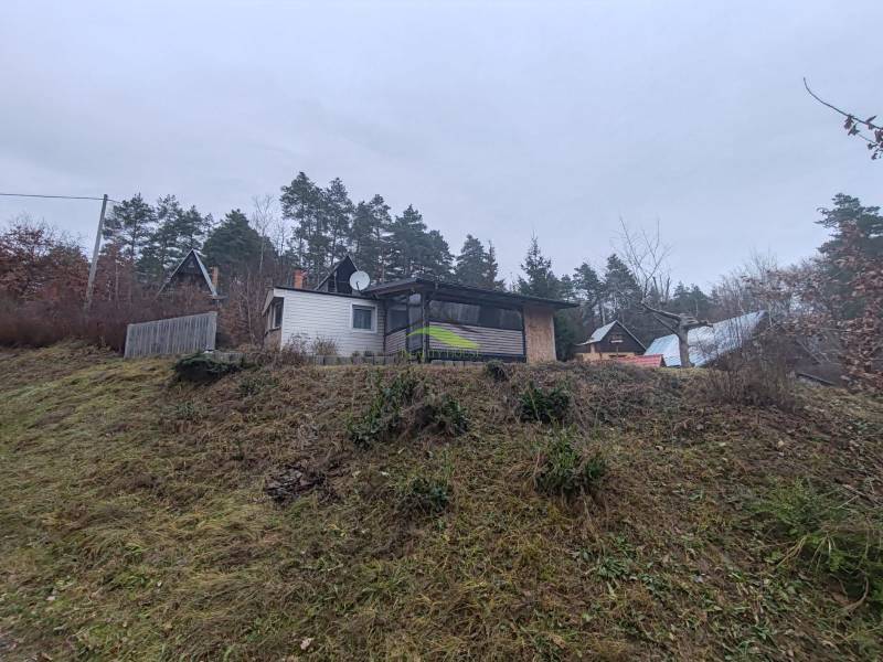 Pohoda pri vode, chata s výhľadom na Domašu - Chata na svahu obklopená prírodou na Hlavnej ulici v Novej Kelči.