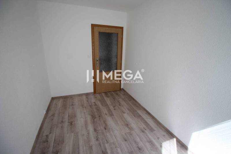 NA PRENÁJOM 1,5-IZB. BYT V MESTE HUMENNÉ - Izba v 2-izbovom byte s podlahou s dreveným dekorom a dverami.