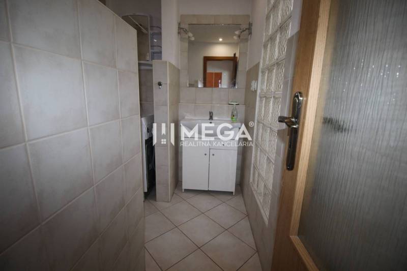 NA PRENÁJOM 1,5-IZB. BYT V MESTE HUMENNÉ - Kúpeľňa v 2-izbovom byte s umývadlom, zrkadlom a práčkou.