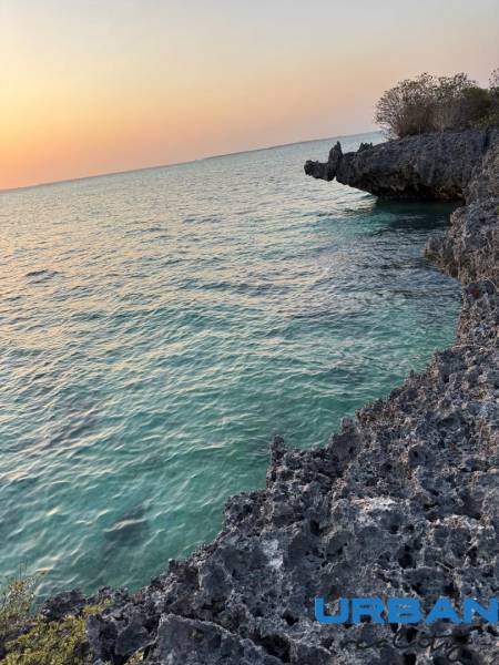 3,2-hektárový pozemok na útese, Kizimkazi, Zanzibar - Pobrežné útesy a západ slnka nad jemnými vlnami mora v Kizimkazi, Pozemky - komerčné.