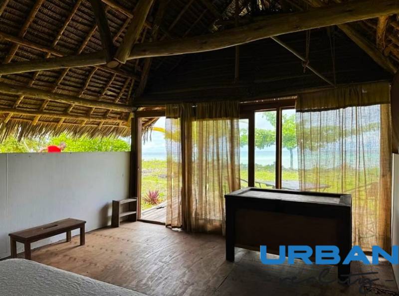 3,2-hektárový pozemok na útese, Kizimkazi, Zanzibar - Interiér s výhľadom na prírodu, Pozemky - komerčné, podlaha s dreveným dekorom.