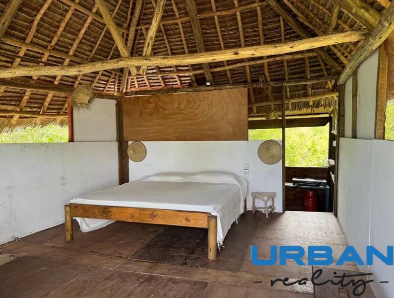 3,2-hektárový pozemok na útese, Kizimkazi, Zanzibar - Drevená posteľ v chate s podlahou s dreveným dekorom pod komerčné pozemky.