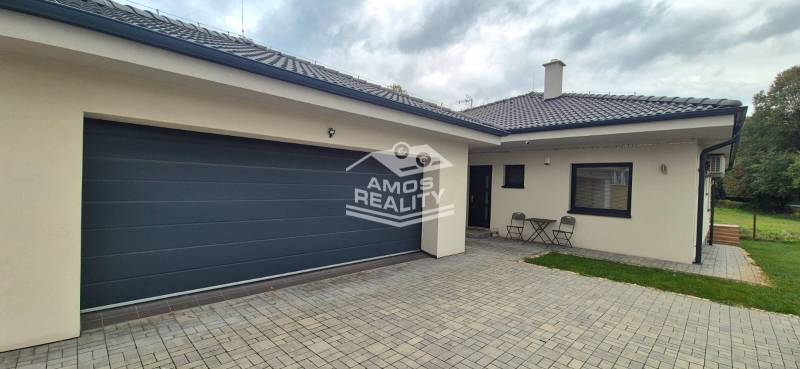 Na predaj 4 izbový RD v obci  Studienka, garáž, sauna, pozemok 719 m2 - Rodinný dom v Studienke s dvoma stoličkami a stolíkom na dláždenom dvore.