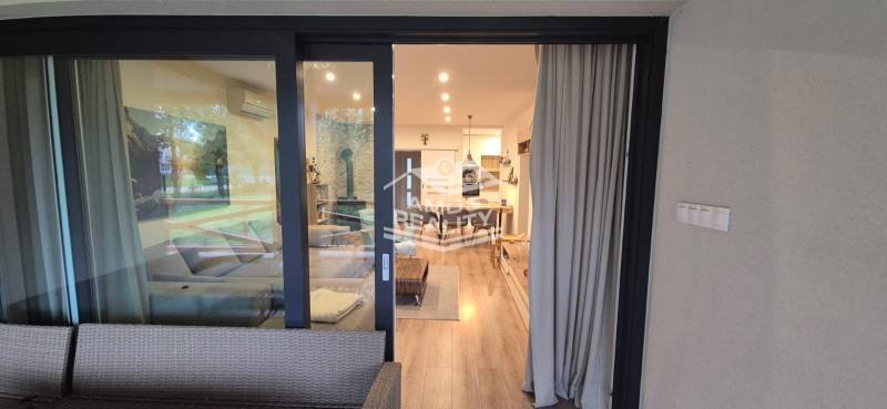 Na predaj 4 izbový RD v obci  Studienka, garáž, sauna, pozemok 719 m2 - Interiér rodinného domu s podlahou s dreveným dekorom a pohodlným sedením.