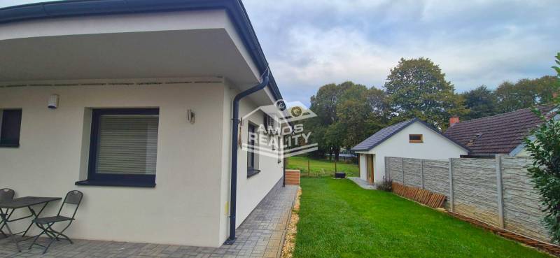 Na predaj 4 izbový RD v obci  Studienka, garáž, sauna, pozemok 719 m2 - Rodinný dom v Studienke s terasou, záhradným nábytkom a upravenou záhradou.