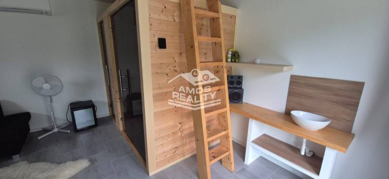 Na predaj 4 izbový RD v obci  Studienka, garáž, sauna, pozemok 719 m2 - Interiér rodinného domu s drevenou saunou, rebríkom a stereo zariadením.