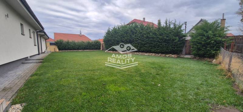 Na predaj 4 izbový RD v obci  Studienka, garáž, sauna, pozemok 719 m2 - Rodinný dom v Studienke so záhradou, upraveným trávnikom a vysokým živým plotom.