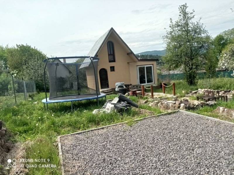 REZERVOVANÉ Chatka na krásnom mieste v kľudnom prostredí - Chata v Hliníku nad Hronom s trampolínou a kamenitou cestou v záhrade.