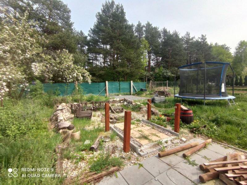 REZERVOVANÉ Chatka na krásnom mieste v kľudnom prostredí - Záhrada pri chate v Hliníku nad Hronom s trampolínou a dreveným chodníkom.