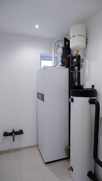 Ponúkame na predaj 4izb rodinný dom v štandarde v obci Radava - Zariadenie kúpeľne v rodinnom dome s bojlermi a rúrami, svetlé steny.