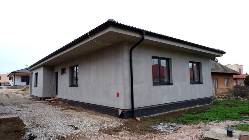 Ponúkame na predaj 4izb rodinný dom v štandarde v obci Radava - Rodinný dom v Radave s jednoduchou fasádou a šikmou strechou v stave výstavby.