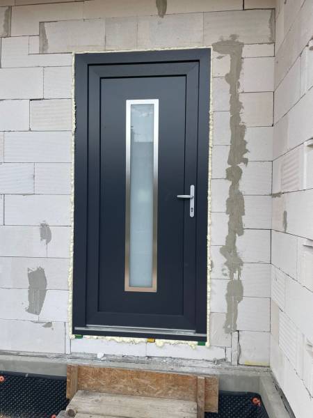 Ponúkame na predaj štvorizbový rodinný dom v obci Radava. - Vstupné dvere rodinného domu v Radave, obklopené tehlovým murivom.