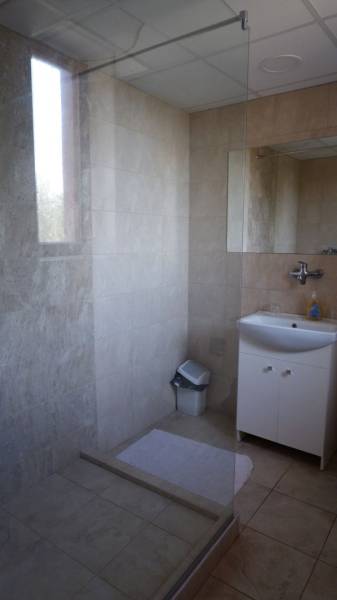 Ponúkame na predaj penzión v Poľnom Kesove - Kúpeľňa s priestranným sprchovým kútom a umývadlom v hoteloch a penziónoch.