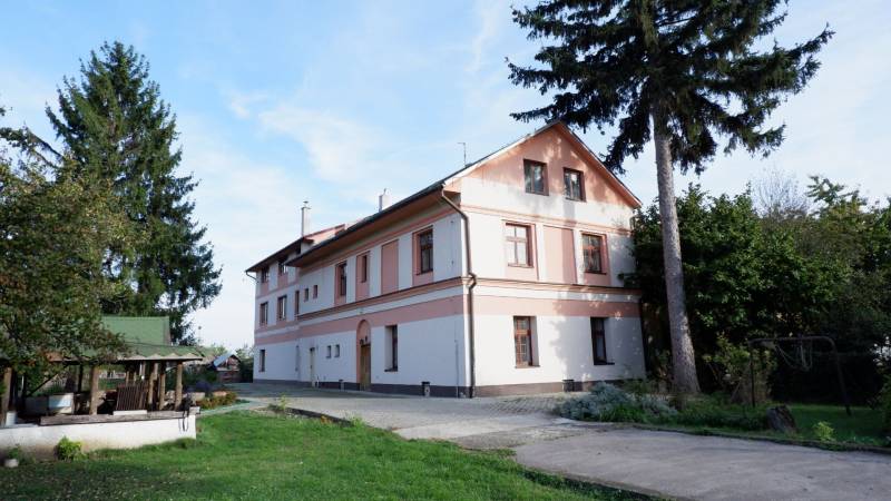 Ponúkame na predaj penzión v Poľnom Kesove - Budova v Poľnom Kesove obklopená zeleňou, Hotely a penzióny atmosférou domova.