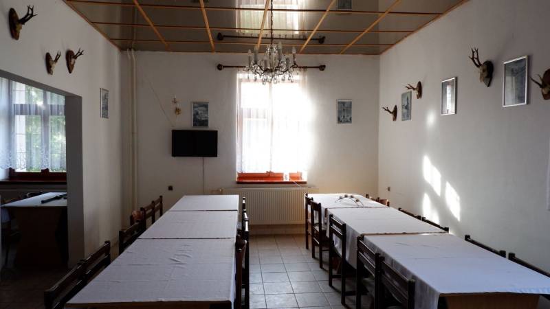 Ponúkame na predaj penzión v Poľnom Kesove - Jedáleň v Hoteloch a penziónoch so stolmi, stoličkami a dekoračnými parožkami na stenách.