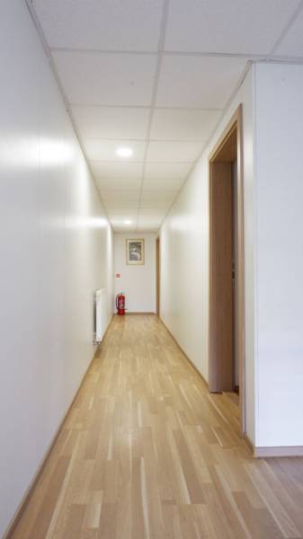 Ponúkame na predaj penzión v Poľnom Kesove - Chodba s podlahou s dreveným dekorom v Hoteloch a penziónoch.