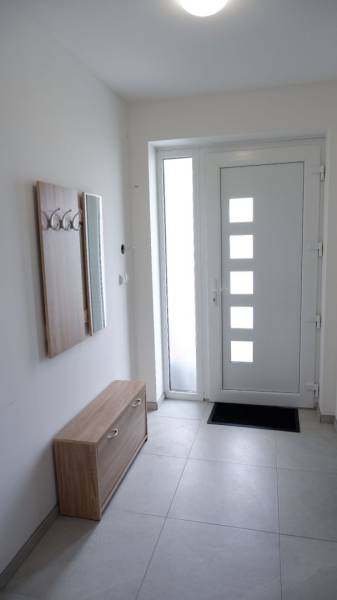 Ponúkame na predaj 3 izbový radový dom v obci Rastislavice. - Predsieň rodinného domu s vešiakom, zrkadlom a dizajnovými dverami.