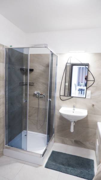 Ponúkame na predaj 3 izbový radový dom v obci Rastislavice. - Kúpeľňa v rodinnom dome s kútovou sprchou a netradičným zrkadlom.