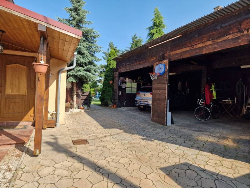 Krásny rodinný dom s rozľahlým pozemkom - Rodinný dom v Dlhej nad Váhom s prístreškom, garážou a upraveným dvorom.